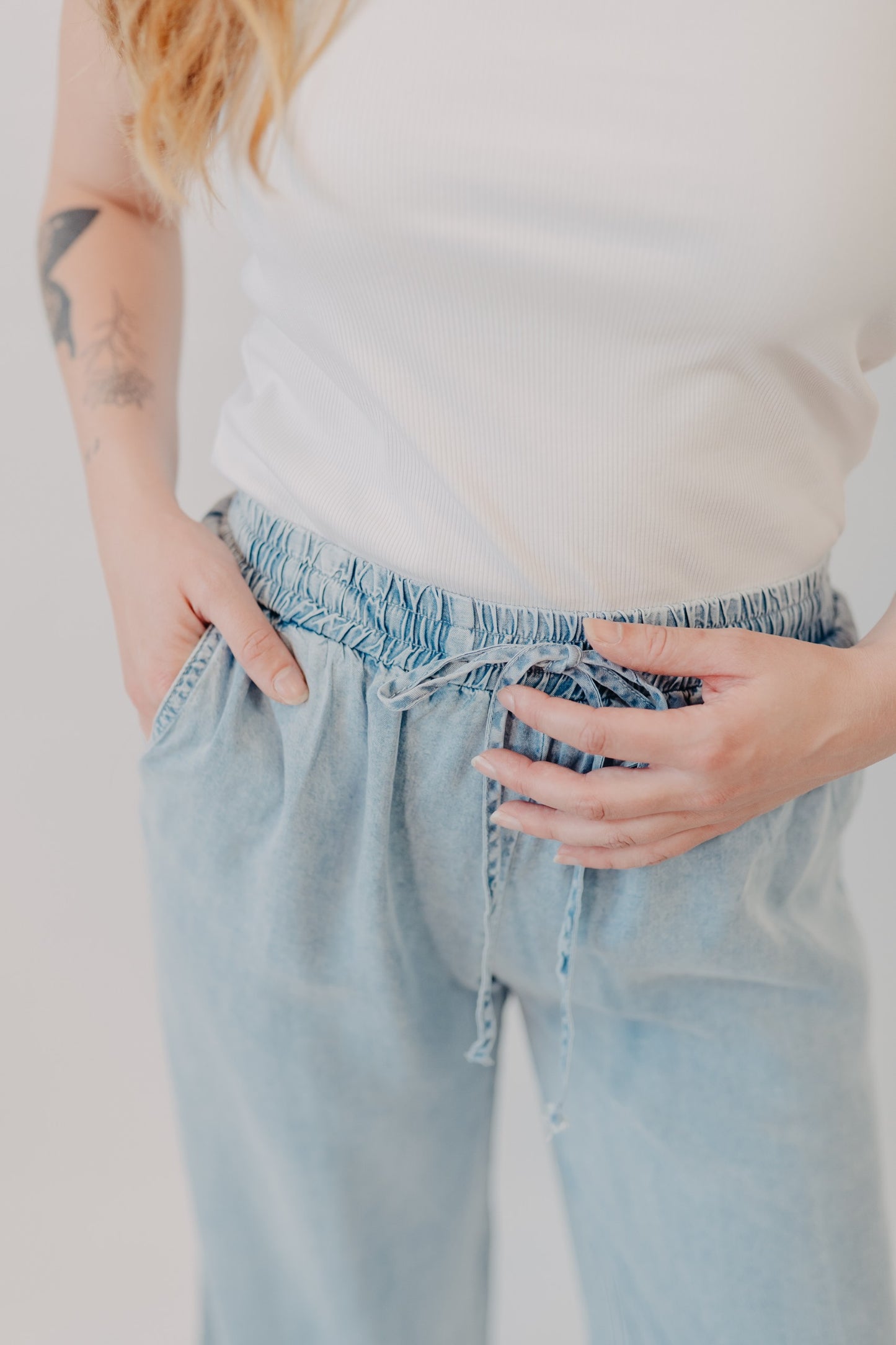 Doe & Rae | Denim Ruffle Wide Leg Pant | Lt Denim