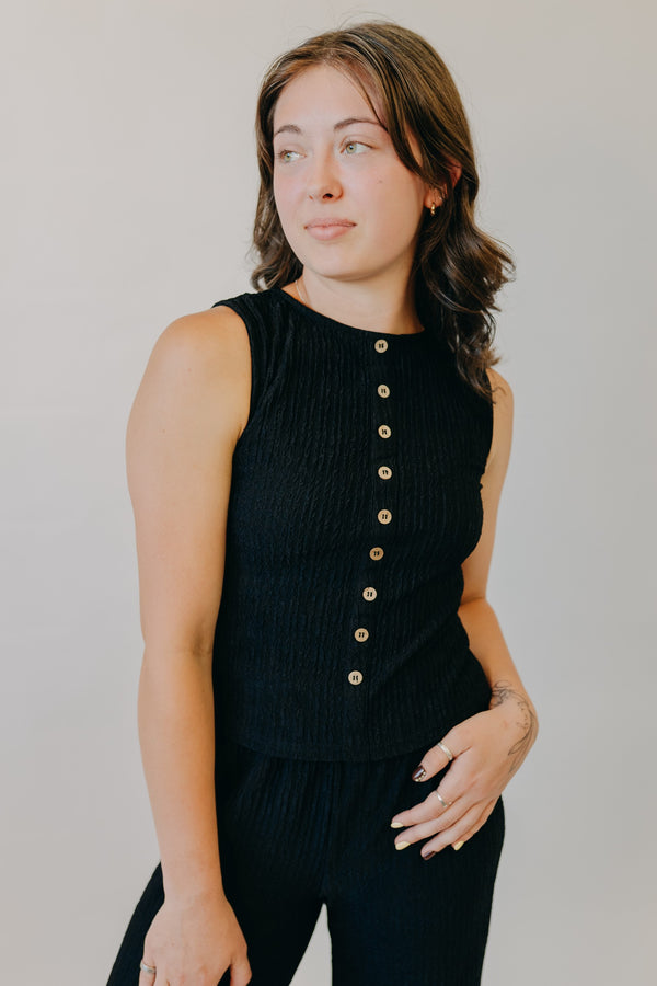 Blu Pepper | Textured Button Sleeveless Knit Top | Black