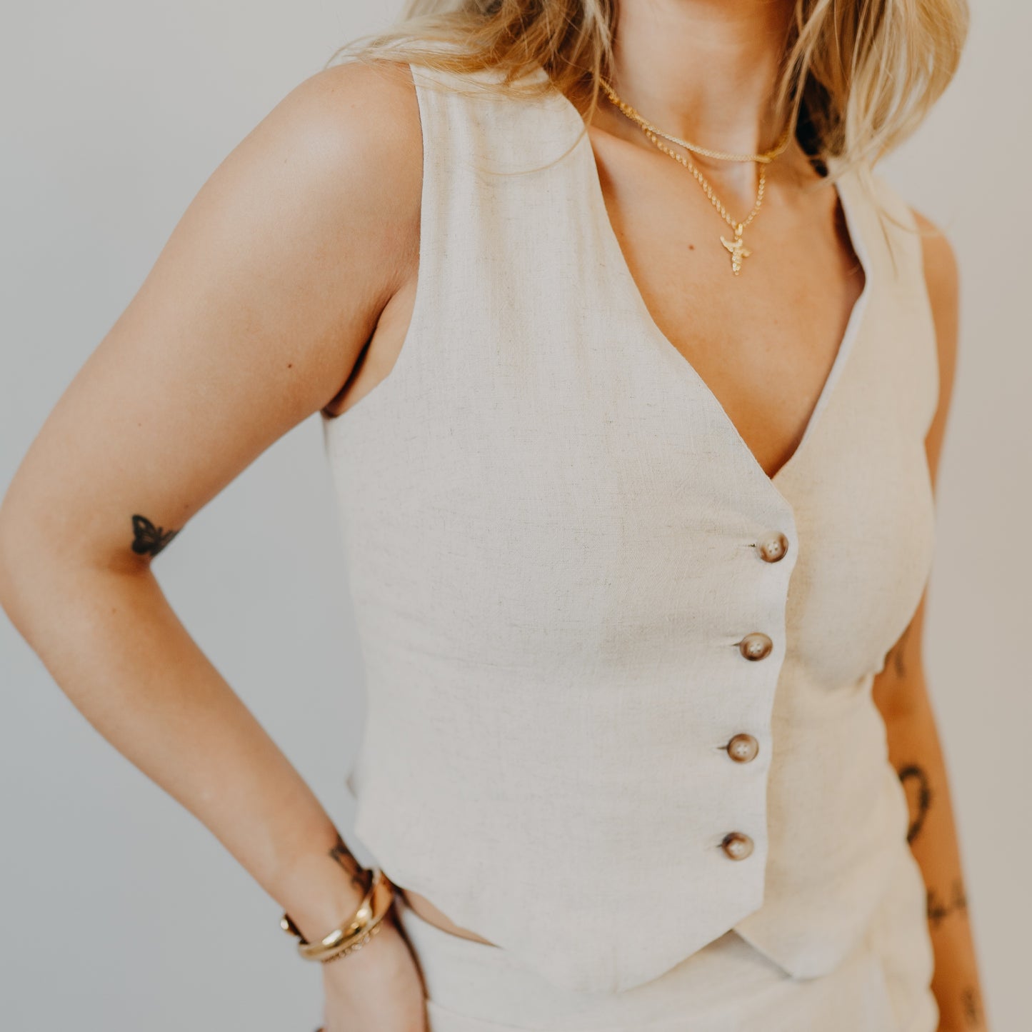 Blu Pepper | V-Neck Button linen Vest | Oatmeal