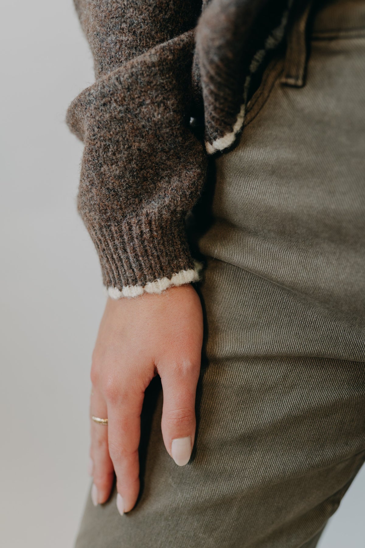 Blu Pepper | Contrast Edge Pullover | Mocha