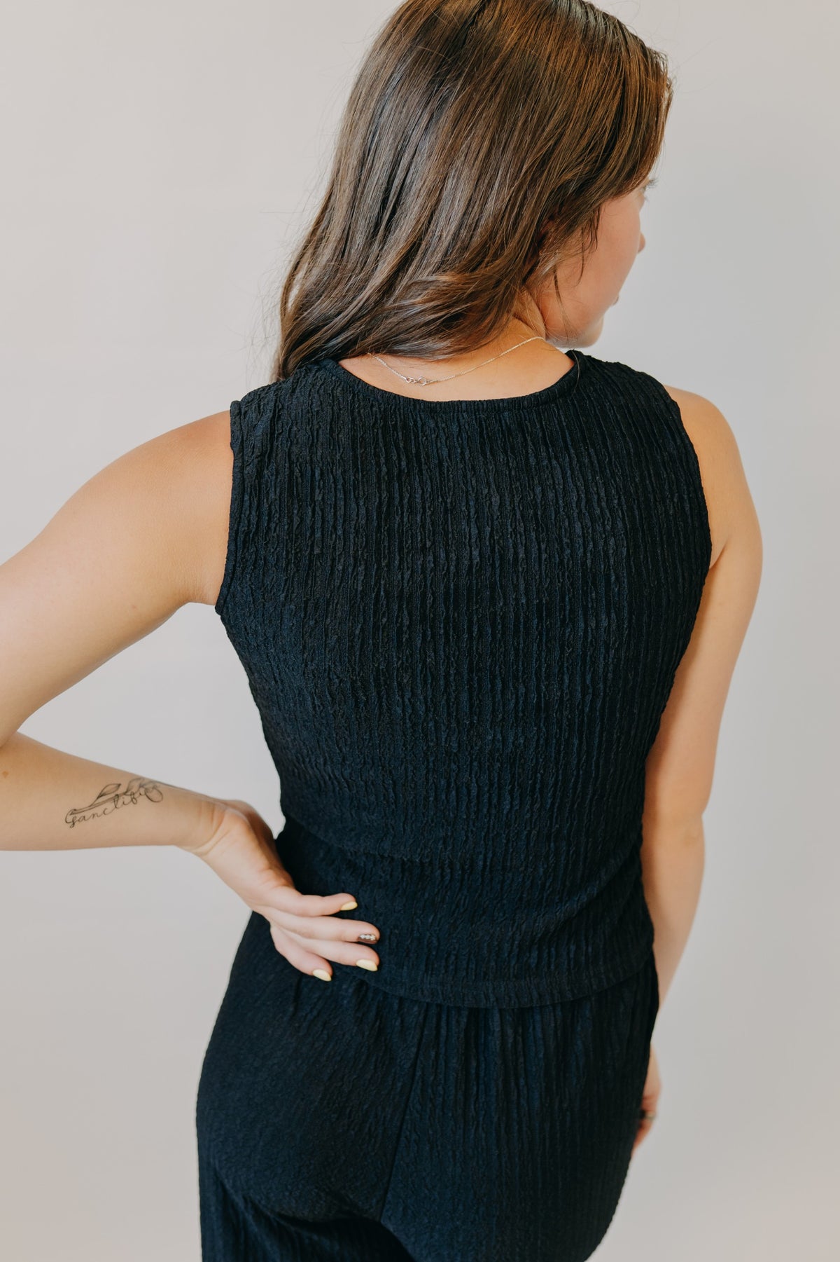 Blu Pepper | Textured Button Sleeveless Knit Top | Black