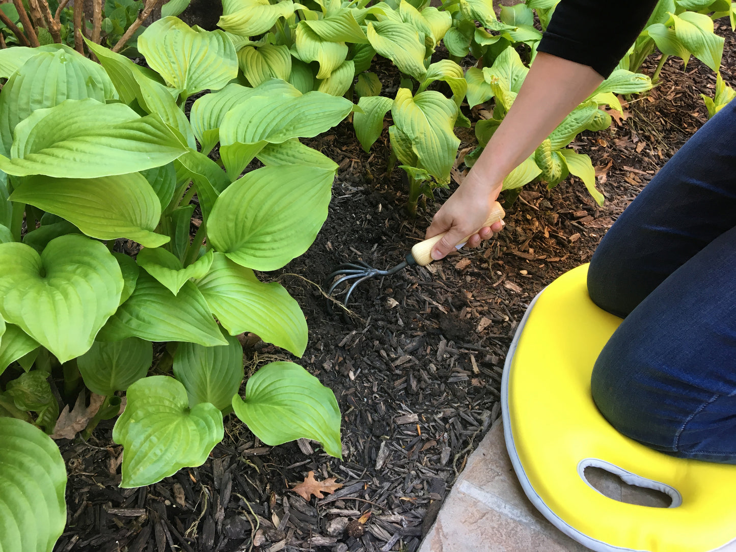 1.2 gal Yellow Metal Watering Can/Memory Foam Kneel Cushion