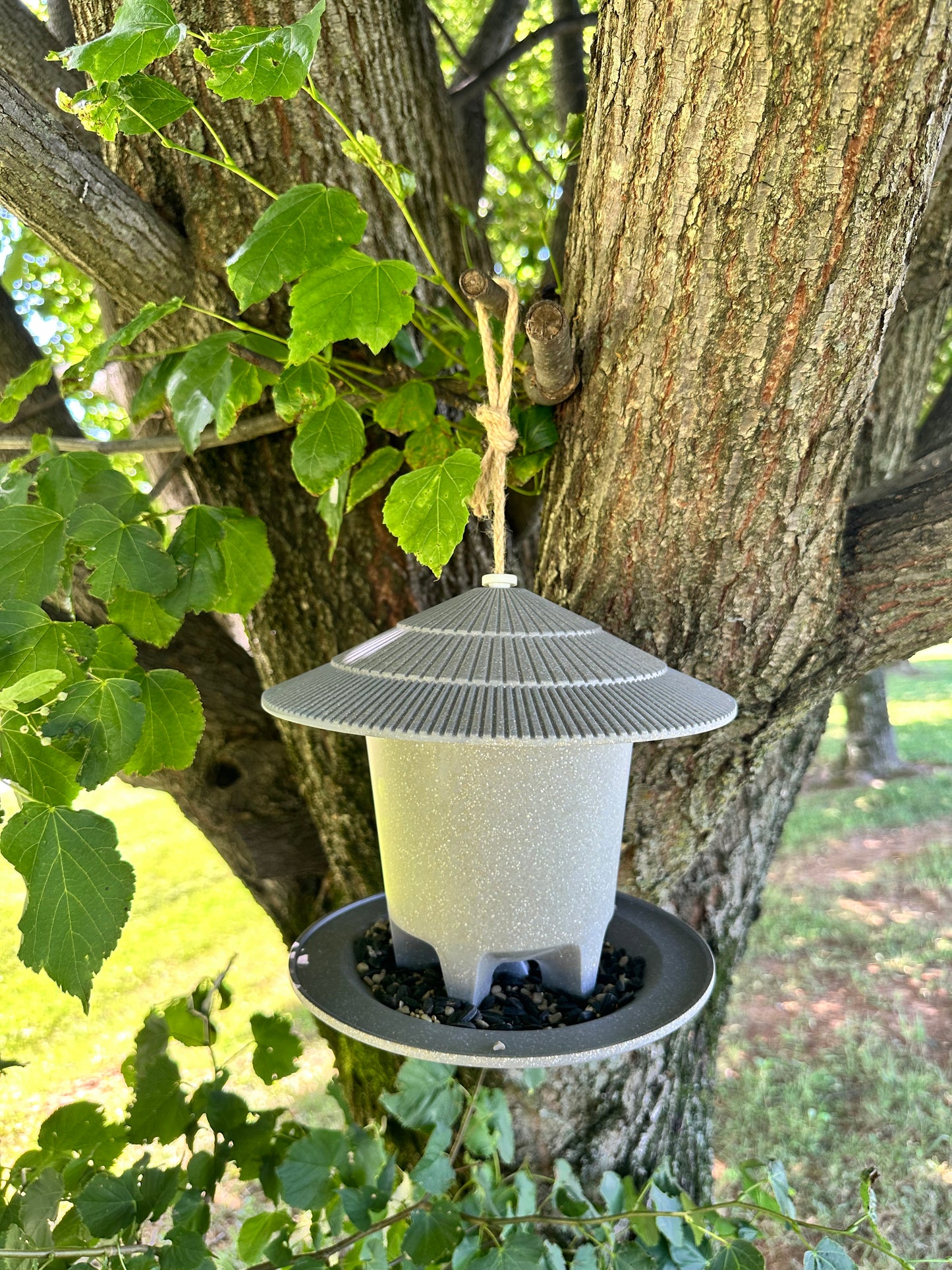 Deluxe Round Bird Feeder - Straw
